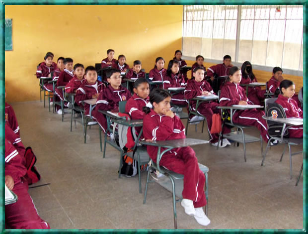 Estudiantes del Colegio Tirso de Molina atendiendo a clases