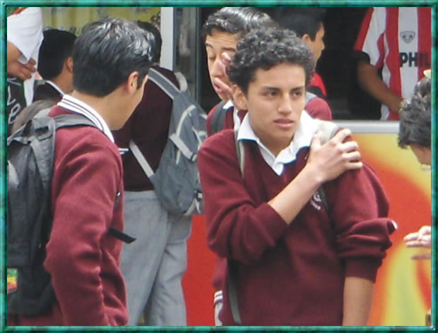 Estudiantes del Colegio Gonz&aacute;lez Su&aacute;rez despidi&eacute;ndose a la casa
