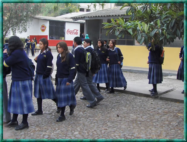 Estudiantes del Colegio Rumi&ntilde;ahuia a la salida de clases